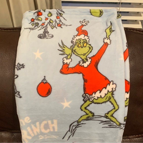 The Grinch 50” x 70” Oversized Plush Throw Grinch Cindy Lou Who Max Tree Gifts - Picture 3 of 10